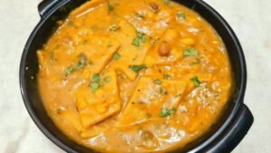 आज ही अपने घर पर बनाएं यह स्वादिष्ट गुजराती डिश, जानें दाल ढोकली बनाने की रेसिपी